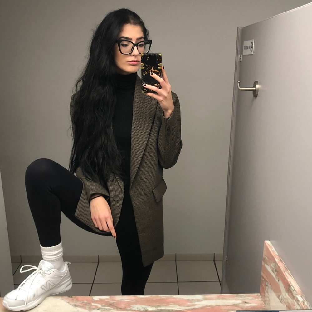 Meet your posher, Dina !